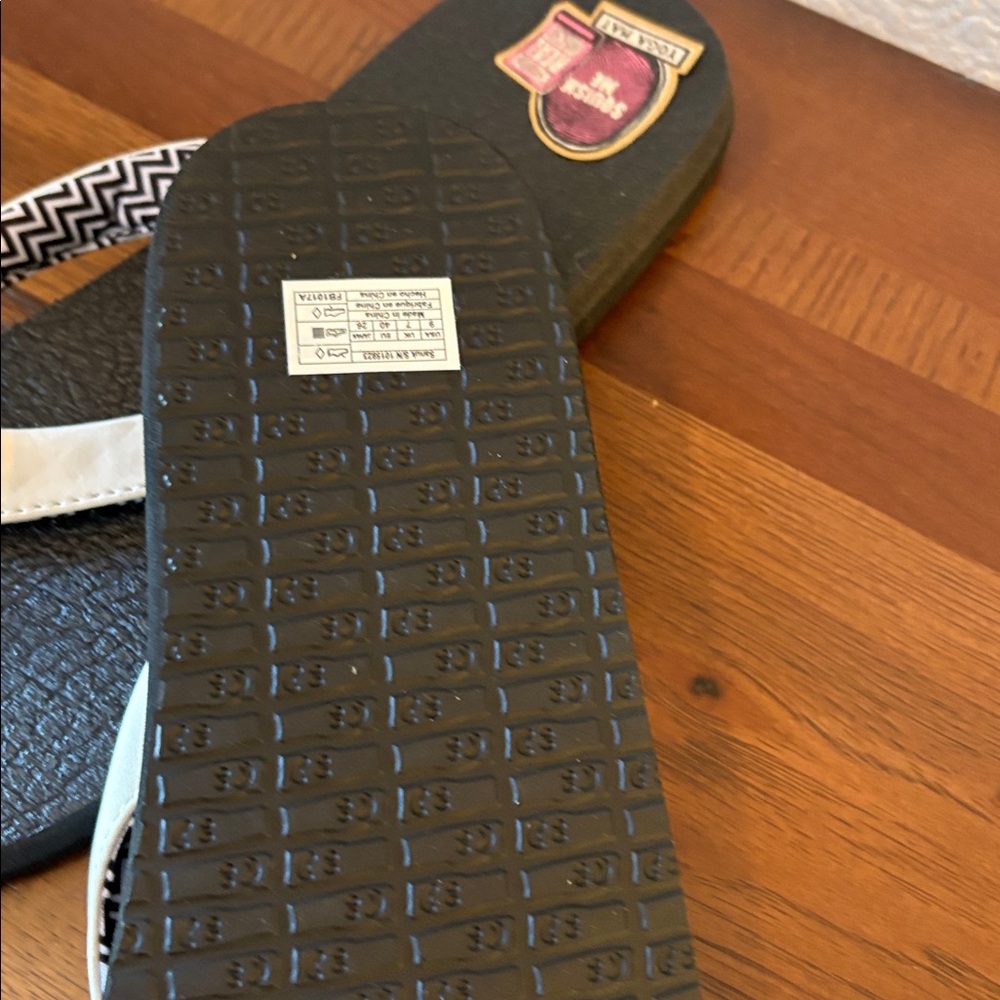 Sanuk Sandals Brand New - Picture 3 of 3